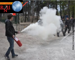 Öğrenciler özel güvenliğe yangın tüpü sıktı