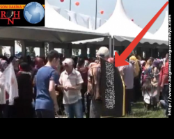 Miting alanına gelen Amerikan Köpekleri Parti'lilerin elinde 'tevhid' bayrağı görüldü...