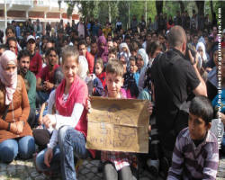 Dişarıdan davulu sesi hoş gelir Aldatılan insanlar köle olacaklarından habersiz direniyor:Gitmiyoruz