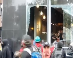 Öfkeli göstericiler kaybolan 43 öğrenciyle ilgili hükumeti protesto etti