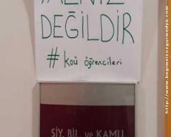 Gözaltındaki akademisyenlerin kapılarına destek notu