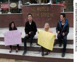 Zam geldi; Sokakta '3 TL'ye dert dinleyen' öğrencileri polis engelledi