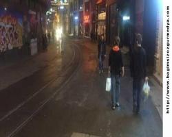 Hollanda Başkonsolosu saldırı sonrası çocuklarını da alarak İstiklal'de yürüdü