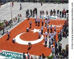 1500 kilo pul biber, 250 kilo tuz ve hindistancevizi harcanarak yapılan bayrağa ceza...