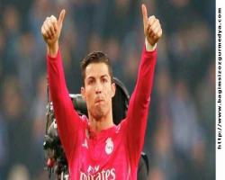 Ronaldo, Messi'yi solladı