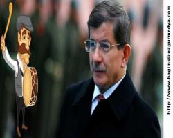 Burası Türkiye; Davuluna tokmak yiye yiye ayrılan: Hâlâ siyasetin içindeyim diye biliyor...
