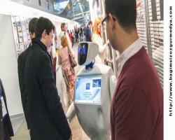 Dünyaya ayak uyduruyorlar burada ayaklar baş başlar ayak oluyor;ilk robotu müze rehberliği yapacak..