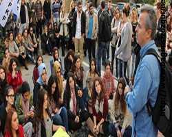İşten çıkarılan hocalarıyla sokakta ders yaptılar