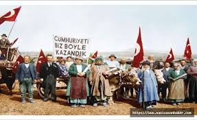 metin, gökyüzü, giyim, adam, insan içeren bir resim
Yapay zeka tarafından oluşturulmuş içerik yanlış olabilir.