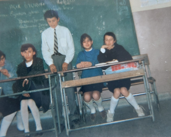 giyim, kişi, şahıs, insan yüzü, adam, insan içeren bir resim

Yapay zeka tarafından oluşturulmuş içerik yanlış olabilir.