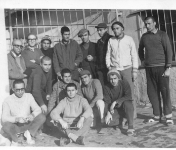 giyim, kişi, şahıs, insan yüzü, adam, insan içeren bir resim

Yapay zeka tarafından oluşturulmuş içerik yanlış olabilir.