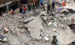 Pakistan'da 5 katlı bina çöktü: 27 ölü