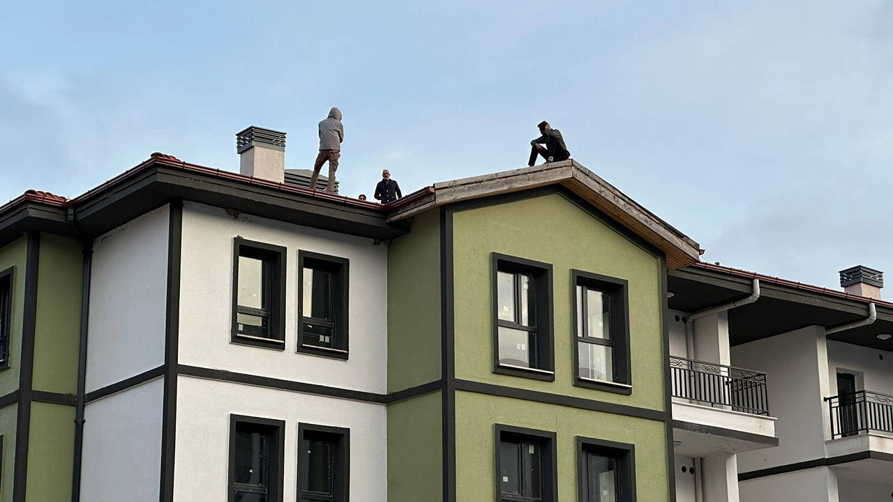 TOKİ işçileri, ücretleri ödenmediği gerekçesiyle çatıya çıktı!